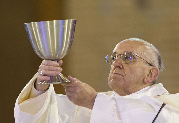 Papst Franziskus mit dem LGBT-Becher