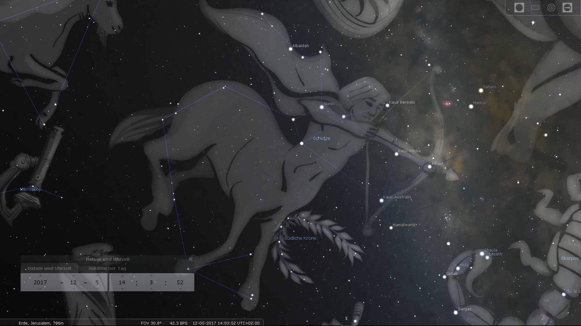 Ansicht einer Sternkarte mit Verbindungen zwischen hellen Sternen, die Tierformen formen, darunter ein Schütze und andere Himmelskörper, mit einem Mikroskop am unteren Rand. Im Hintergrund ist eine dichte Ansammlung von Sternen sichtbar.
