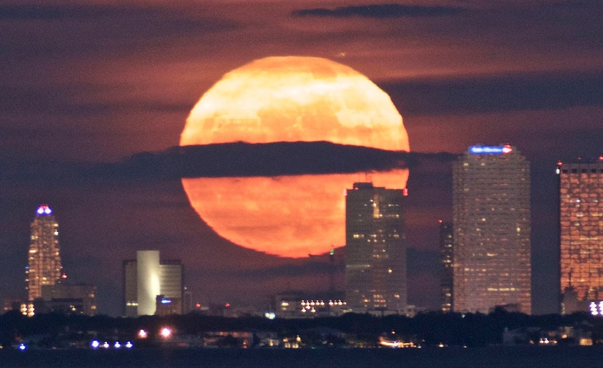 La superluna del 3 de diciembre, cerca del horizonte.