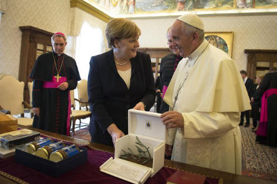 Franziskus ehrt seine beste Schülerin