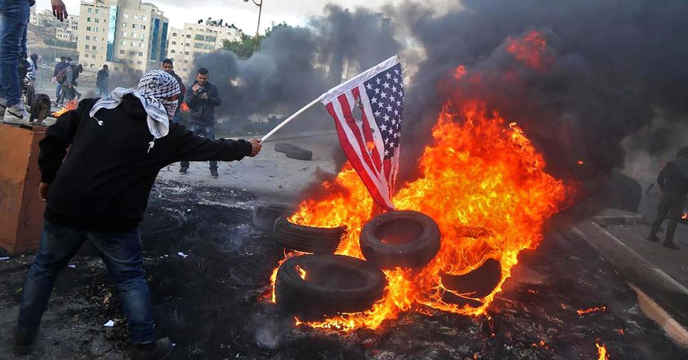 Sangre, fuego y pilares de humo en el Cercano y Medio Oriente después del decreto de Trump.