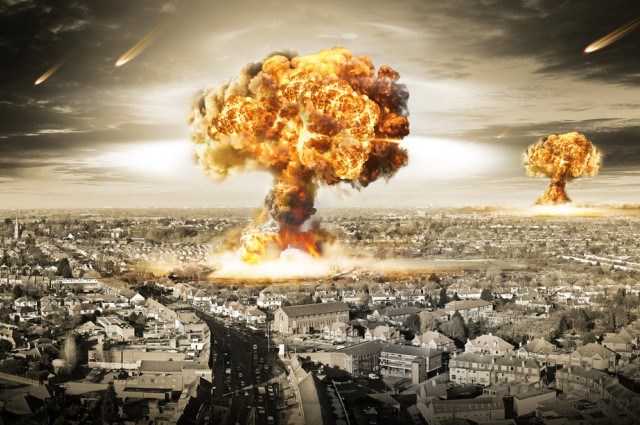 Una escena apocalíptica que representa dos grandes explosiones que crean enormes bolas de fuego sobre una ciudad densamente poblada, acompañadas de objetos similares a meteoritos que atraviesan un cielo nublado.