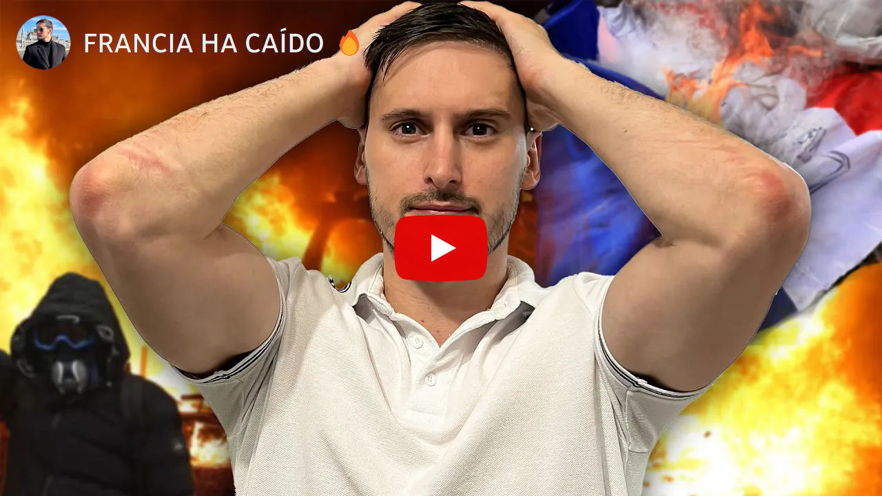 Un hombre joven con una camiseta blanca sostiene su cabeza con las manos en gesto de sorpresa o preocupación, frente a un fondo digital que muestra llamas y una figura oscura con una máscara de gas. Sobreimpuesta en la imagen hay una interfaz de video con un icono de reproducción y el texto "FRANCIA HA CAÍDO".