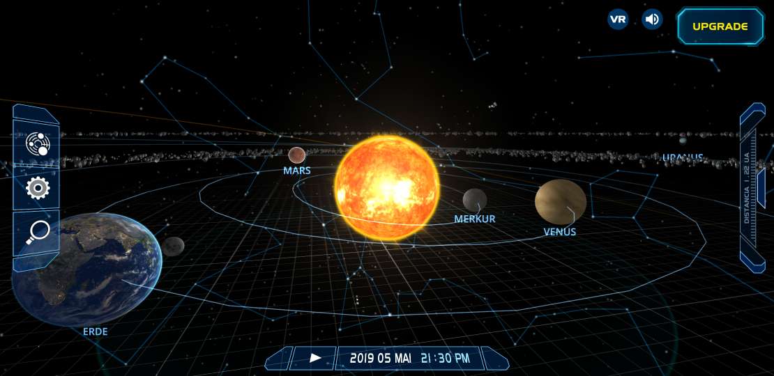 Interaktive Darstellung des Weltraums mit der Erde, Mars, Merkur und Venus, die um die Sonne kreisen, eingebettet in ein digitales Interface mit Himmelskonstellationen im Hintergrund und Datumsanzeige vom 5. Mai 2019.