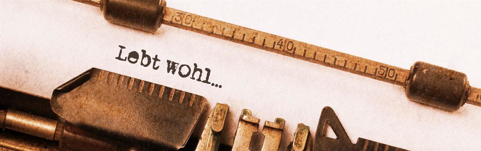 Eine antike mechanische Reihe von Gegenständen, darunter Schreibmaschinenteile und alte Messinstrumente, breiten sich über ein Papier aus, auf dem „Lobt wohl...“ getippt steht, was möglicherweise einen historischen oder literarischen Kontext suggeriert.
