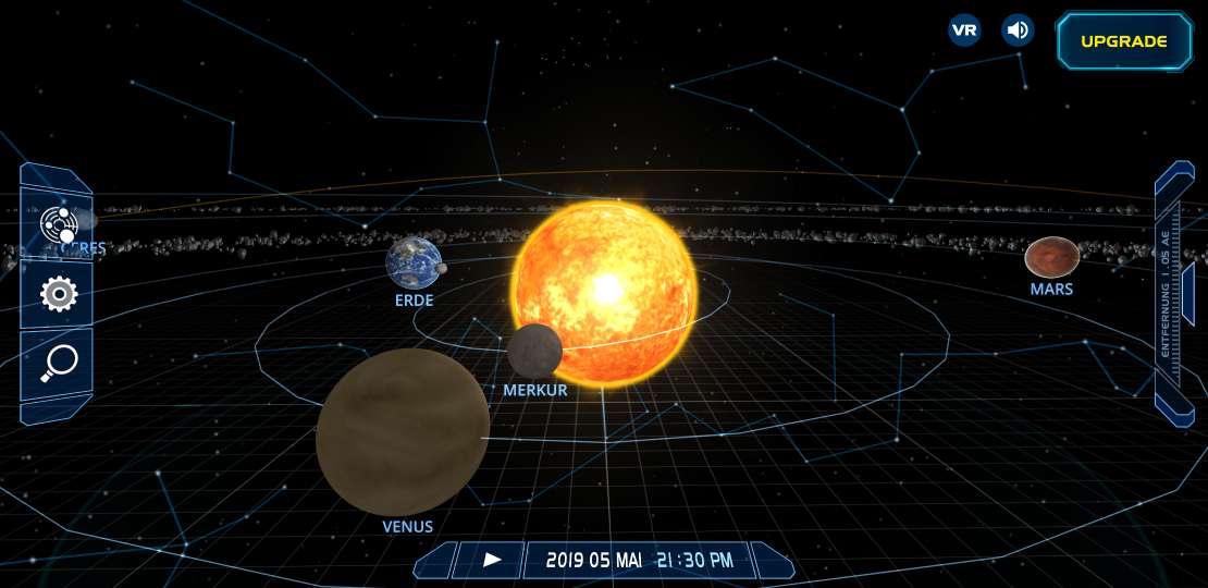 Grafische Darstellung des Sonnensystems mit annotierten Planeten, einschließlich Erde, Merkur, Venus und Mars, die um eine leuchtende Sonne kreisen. Himmelskonstellationen sind im Hintergrund über einer digitalen Benutzeroberfläche sichtbar, wobei die Positionen der Planeten durch markierte Bahnen verdeutlicht werden.