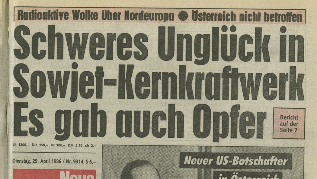 Ein historisches Bild einer Zeitungsseite, datiert auf den 29. April 1986, mit Schlagzeilen über ein schweres Unglück in einem sowjetischen Kernkraftwerk und einer radioaktiven Wolke über Nordeuropa. Österreich ist nicht betroffen. Die Zeitung weist auf weitere Berichte auf Seite 7 hin.