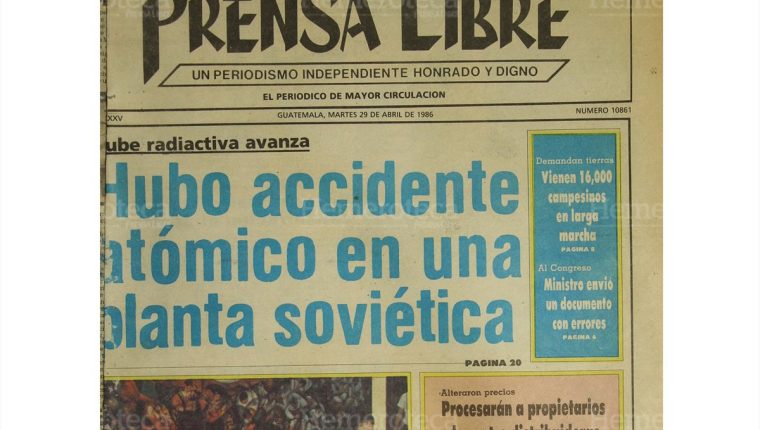 Imagen de portada del periódico "Prensa Libre" fechado el 29 de abril de 1986, mostrando titulares que destacan un accidente atómico en una planta soviética. Otros titulares menores se refieren a temas de manifestaciones y errores en documentos gubernamentales.