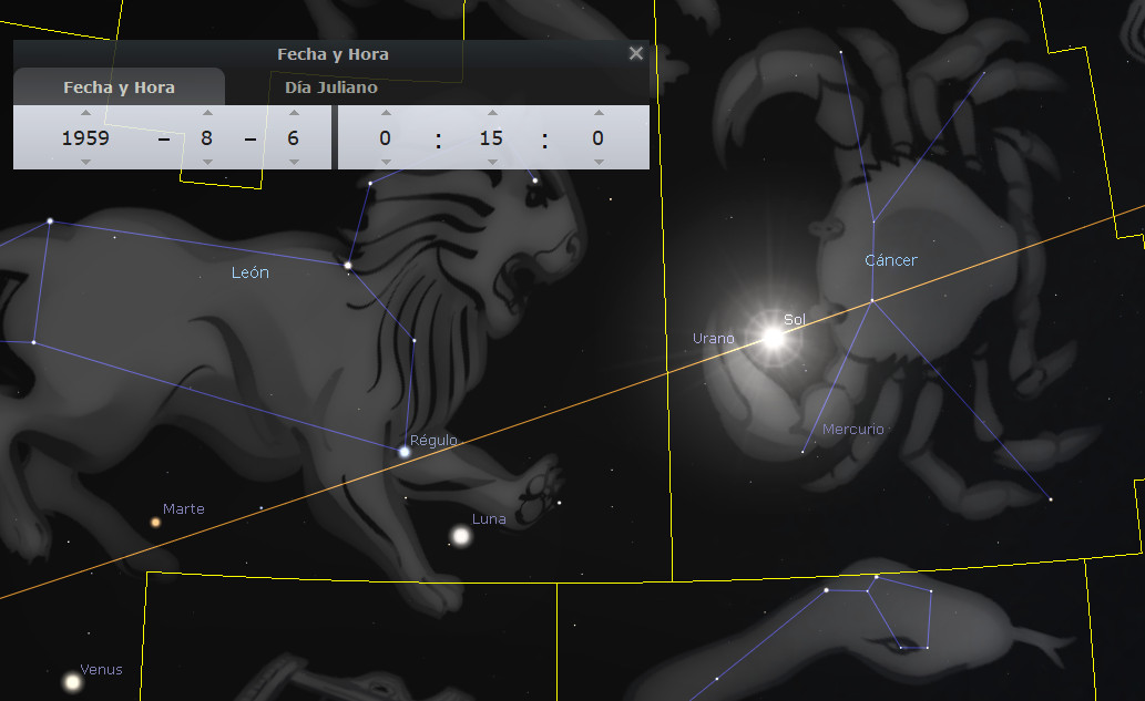 Imagen de un programa de simulación astronómica que muestra una representación visual de constelaciones y planetas en el cielo nocturno con relación al Sol. Las constelaciones visibles incluyen León y Cáncer, y los cuerpos celestes como Marte, Luna, y Mercurio. También se muestran los nombres de estrellas notables como Regulo. Un panel en la parte superior muestra las configuraciones de fecha y hora.