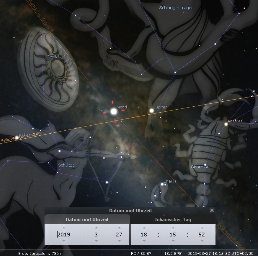 Digitales Bild des Nachthimmels mit konstellierten Bildern der Mazzaroth, darunter Darstellungen eines Bogenschützen und einer Schlange, und wissenschaftlichen Bezeichnungen inklusive Lyra und Skorpion. Mond und Jupiter sind markiert und leuchten hell zwischen den Bildern. Eine Zeitangabe für 2019-03-27 18:15:52 UT und die Koordinaten über Jerusalem sind erkennbar.