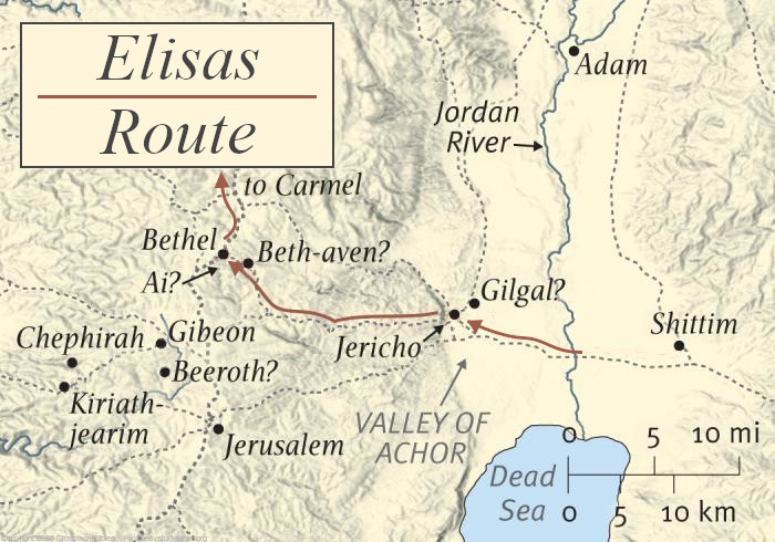 Karte zeigt die Route von Elisas durch historische Orte in der Region des Jordantals und nahe dem Toten Meer, gekennzeichnet durch eine gestrichelte Linie, die verschiedene biblische Orte wie Bethel, Jericho und Jerusalem verbindet. Wichtige geografische Merkmale wie der Jordanfluss und das Tote Meer sind ebenfalls dargestellt.