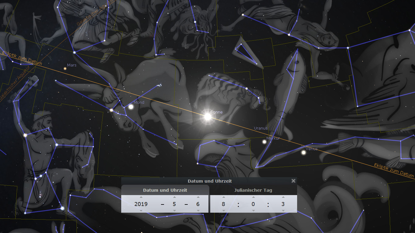 Digitale Darstellung des Nachthimmels mit illustrierten Figuren der Mazzaroth, verbunden durch blaue Linien, welche ihre relativen Positionen anzeigen. Astronomische Körper wie Mars, Mond, Sonne, Uranus und Merkur sind sichtbar markiert, und ein Datumsumschalter zeigt den 6. Mai 2019. Der Hintergrund ist dunkel mit Sternpunkten.