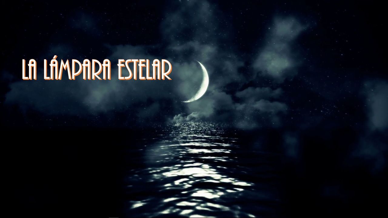 La imagen muestra una luna creciente brillante suspendida en un cielo nocturno lleno de estrellas con nubes dispersas sobre un océano que refleja su luz. El texto "La Lámpara Estelar" aparece en la parte superior en letras anaranjadas.