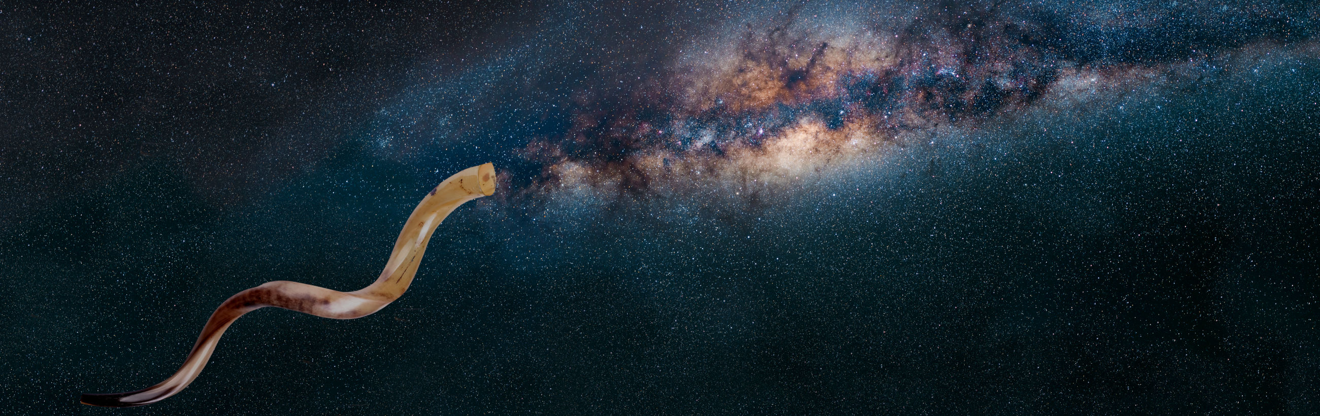 Una vista panorámica de la Vía Láctea, repleta de innumerables estrellas, nubes interestelares y polvo cósmico. En primer plano, un shofar de superficie lisa y arremolinada, con una coloración bitono, flota fluidamente en el espacio.