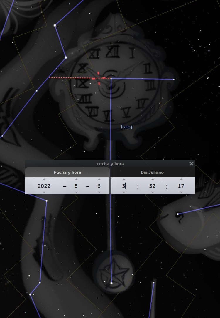 Una imagen oscura mostrando un reloj antiguo superpuesto a un fondo estelar, con líneas que conectan estrellas para formar constelaciones. Un panel digital en primer plano muestra la fecha y hora juliana.