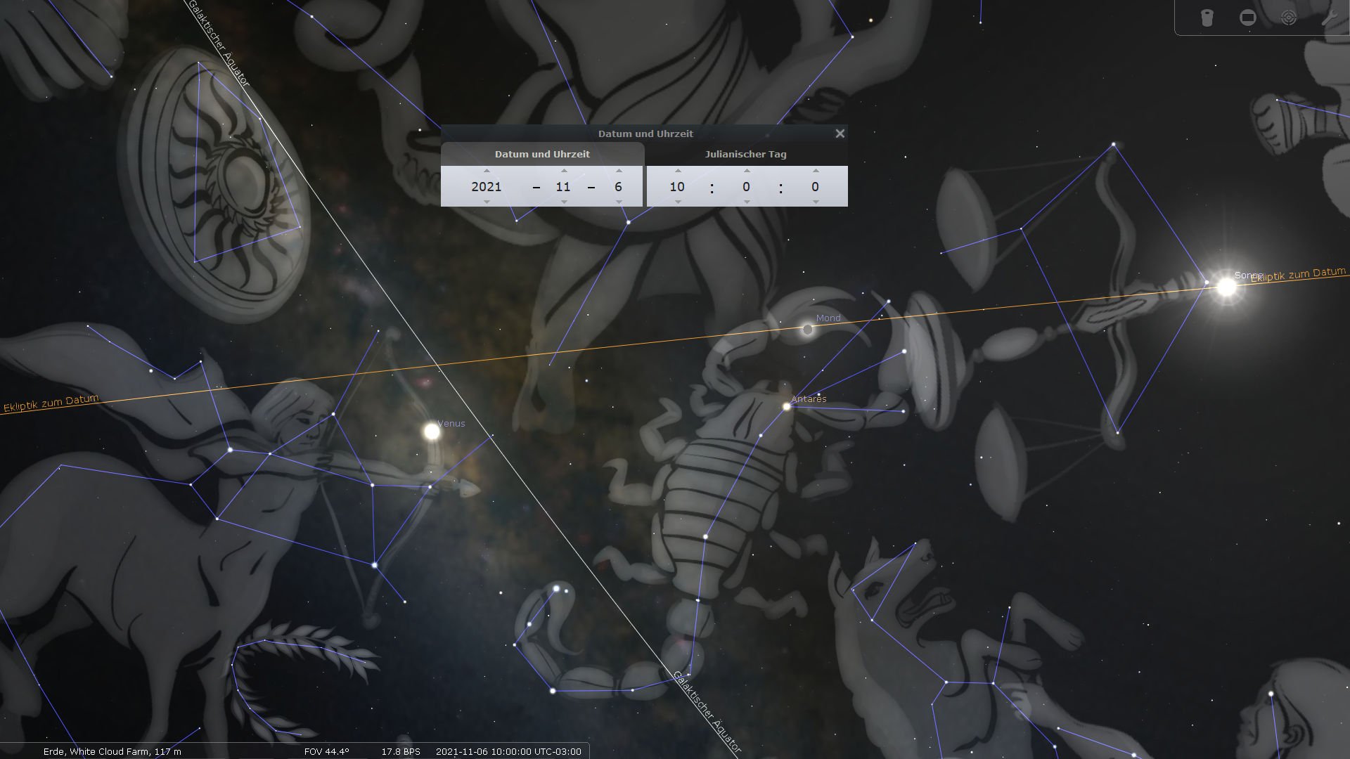 Computergrafik des nächtlichen Himmels mit Darstellungen der Mazzaroth-Figuren und sichtbaren Planeten einschließlich Venus und Mond. Linien verbinden Sterne, um die Mazzaroth-Figuren wie Skorpion zu formen, während die Sonnenbahn durch eine goldfarbene Linie dargestellt ist. In der oberen linken Ecke sind Datum und Uhrzeitinformationen angezeigt.