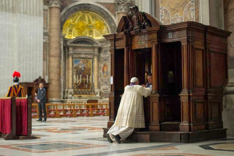 Ein religiöser Führer in einem weißen Gewand kniet an einem hölzernen Beichtstuhl in einer Kathedrale und spricht mit einer anderen Person im Stuhl. Im Hintergrund sind kunstvoller Marmorboden und imposante Säulen zu sehen. In der Nähe steht ein Wächter in zeremonieller Kleidung stramm.