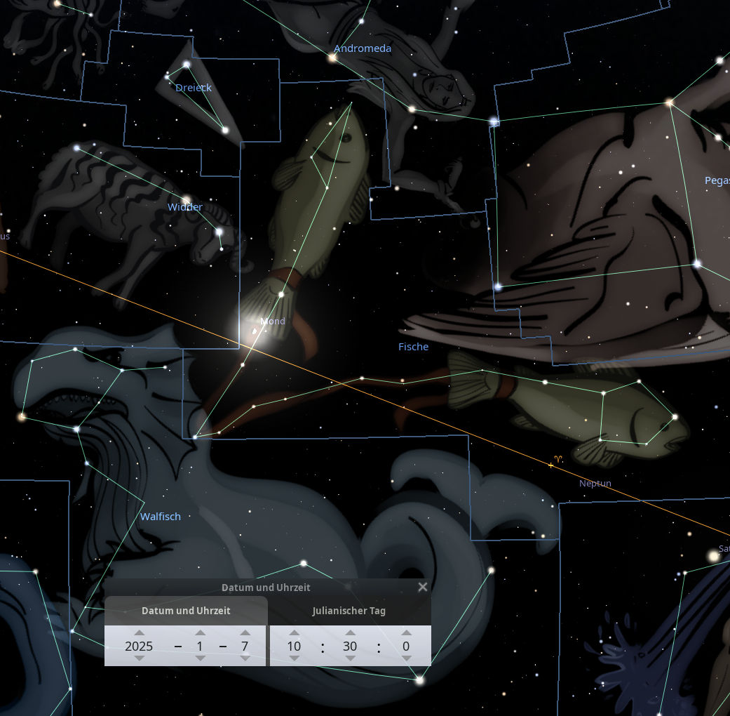 Digitale Darstellung des Nachthimmels mit mehreren Sternbildern und astronomischen Objekten. Der Mond wird hervorgehoben und die Konstellationen mit gestrichelten Linien und Namen wie Andromeda, Dreieck und Fische markiert. Ein interaktives Element zeigt das Datum und die Uhrzeit für den 10. Juli 2025 um 10:30 Uhr.