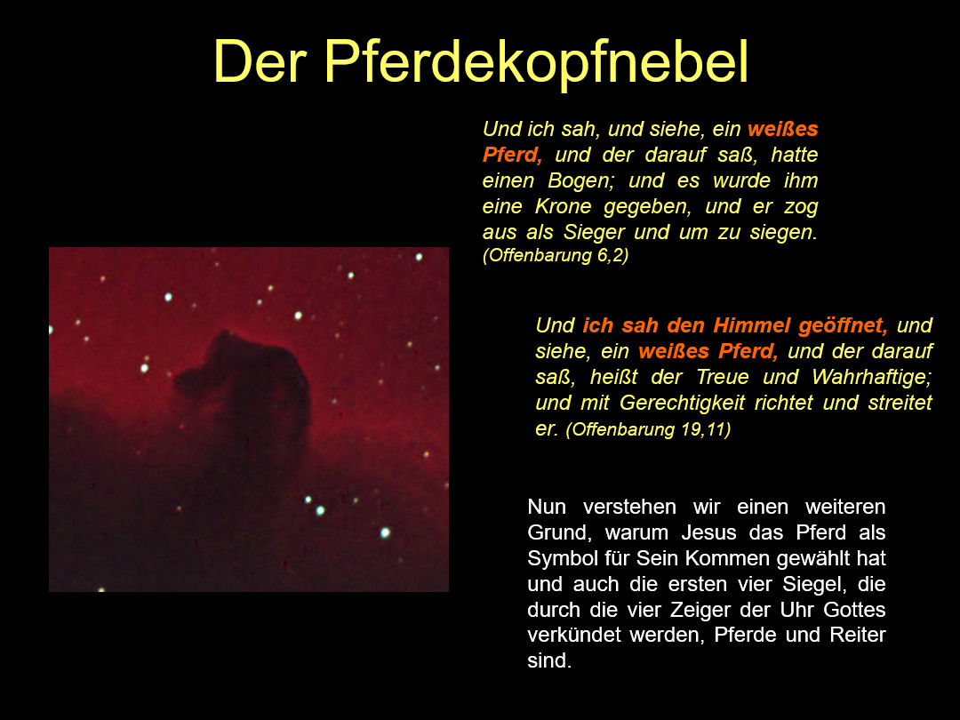 Ein rotes Nebelbild im Weltraum, das an die Kontur eines Pferdekopfes erinnert, mit einem Sternenhintergrund. Auf der rechten Seite befindet sich deutscher Text, der sich auf biblische Verse bezieht, in denen ein weißes Pferd erwähnt wird, das als Symbol für göttliche Gerechtigkeit und Wahrhaftigkeit steht.