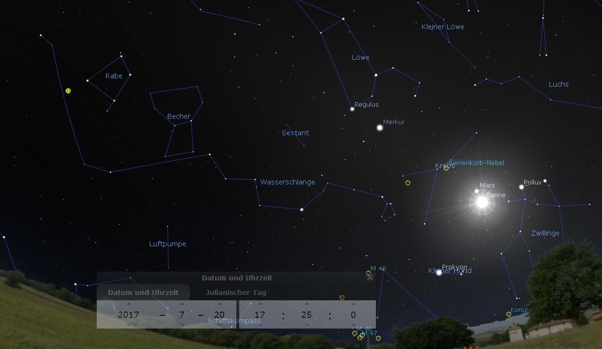 Ein Nachthimmel voller Sterne mit markierten Sternbildern und ihren Namen in deutscher Sprache, darunter Löwe, Kleiner Löwe, und Wasserschlange. Die Planeten Merkur und Mars are ebenfalls sichtbar, ebenso wie die Sonne und mehrere andere himmlische Objekte. Das Bild enthält auch Informationen über Datum und julianischen Tag.