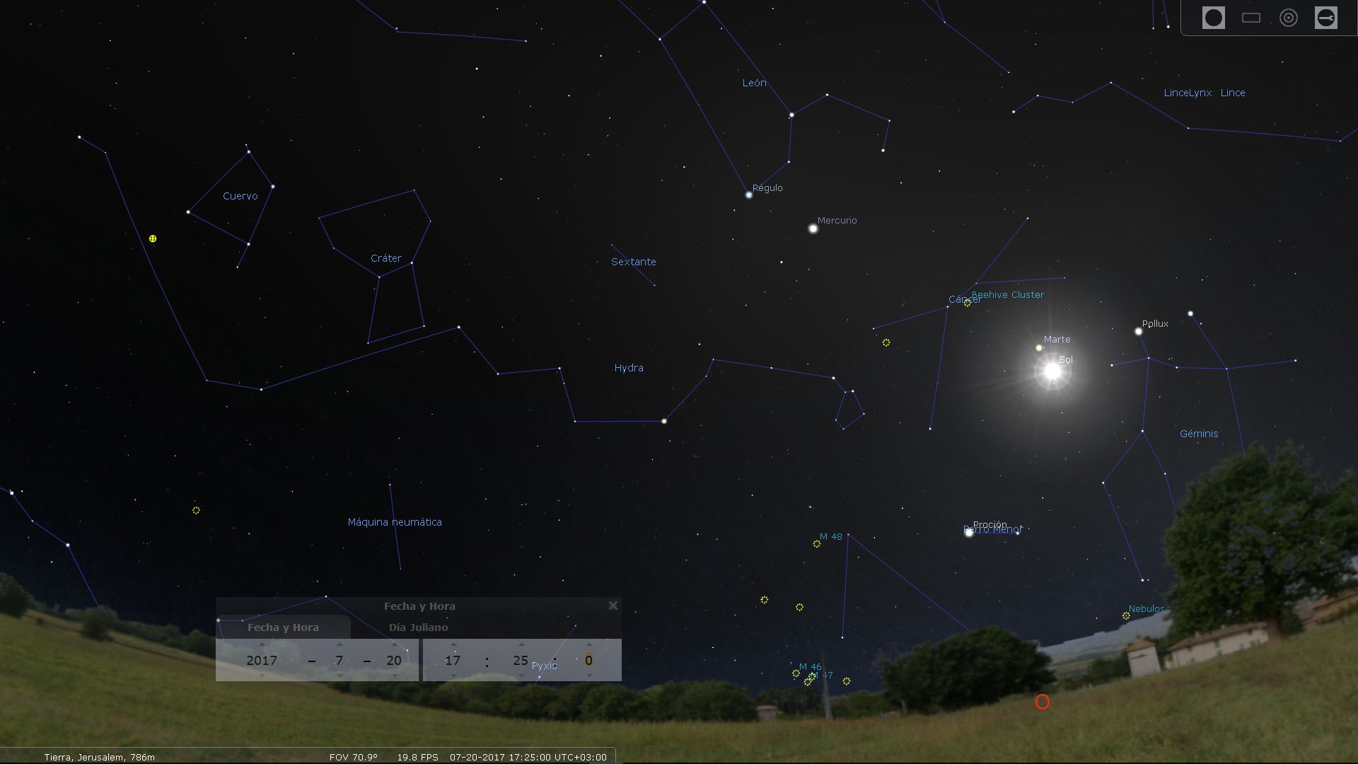 Vista nocturna del cielo estrellado mostrando diversas constelaciones y cuerpos celestes con líneas que conectan las estrellas principales. Se observan elementos como el Sol y el planeta Mercurio junto a nombres como Géminis, León, y Lynx, iluminando sobre un paisaje terrestre con un amplio campo verde y árboles al fondo, bajo un cielo oscuro.