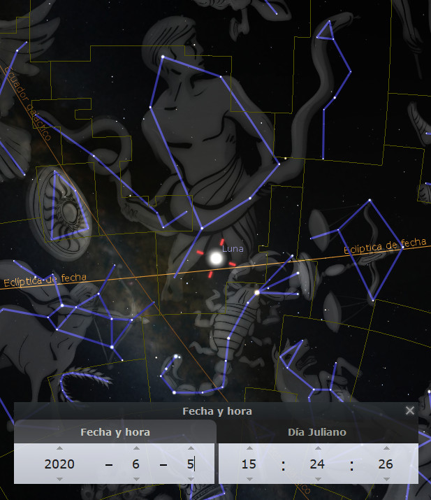 Ilustración digital de una constelación en el espacio, la cual se asemeja a una figura humana mirando hacia arriba, ilustrada en tonos grises sobre un fondo estelar oscuro. Se observan líneas azules que conectan las estrellas formando la constelación, con la Luna resaltada en rojo. La imagen incluye texto en español con detalles de fecha y hora específicos.