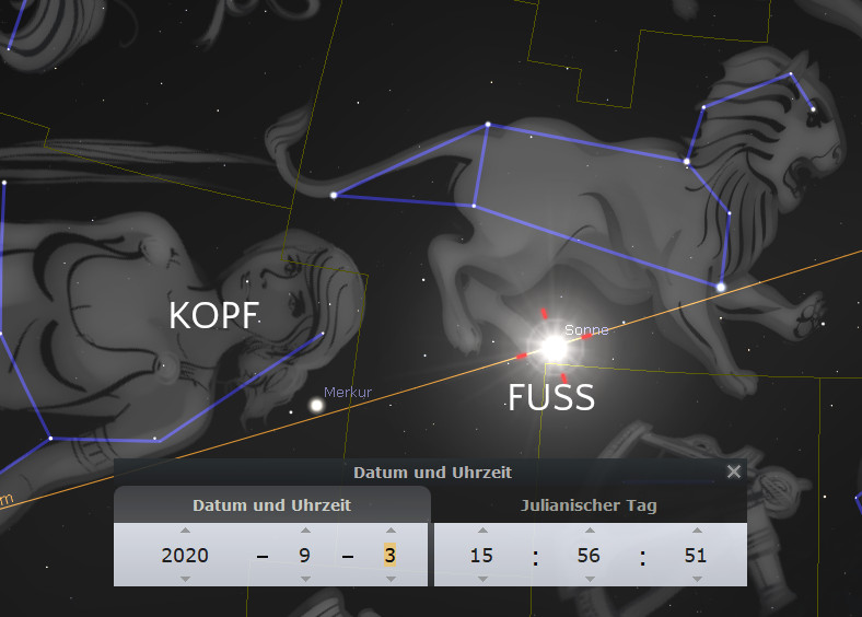Eine astronomische Darstellung zeigt Figuren im Mazzaroth, verbunden durch blaue Linien, die Konstellationsmuster kennzeichnen. Im Vordergrund ist die Sonne hervorgehoben und teilweise die Planeten Merkur und Venus sichtbar. Beschriftungen wie "KOPF" und "FUSS" zeigen auf spezifische Bereiche der Figuren. Dazu wird ein Datums- und Uhrzeitfenster mit Details in digitaler Form angezeigt.