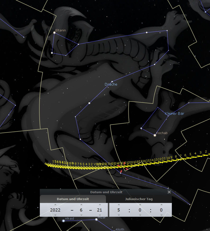 Sternbild des Drachen illustriert vor einem dunklen Hintergrund mit sichtbaren Sternen, umrissen und mit dem Namen "Drache" beschriftet. Eine interaktive Zeitleiste zur Darstellung des julianischen Datums ist am unteren Rand zu sehen, eingestellt auf den 21. Juni 2022.