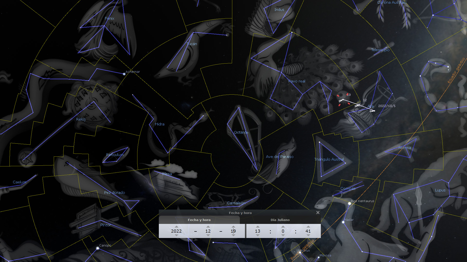 Imagen digital que muestra un mapa estelar interactivo con múltiples constelaciones y sus nombres en español, como Fénix, Tucán y Pavo Real. Algunos objetos celestes están destacados con líneas y etiquetas. En la parte inferior hay un panel de control con ajustes de fecha y hora.