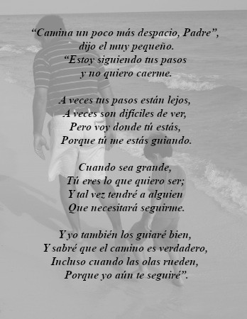 Imagen en blanco y negro de un poema sobreimpreso sobre un fondo de olas del mar suavemente difuminadas. El poema expresa un diálogo inspirador entre un niño y su padre, enfatizando el seguimiento de pasos y la guía moral.